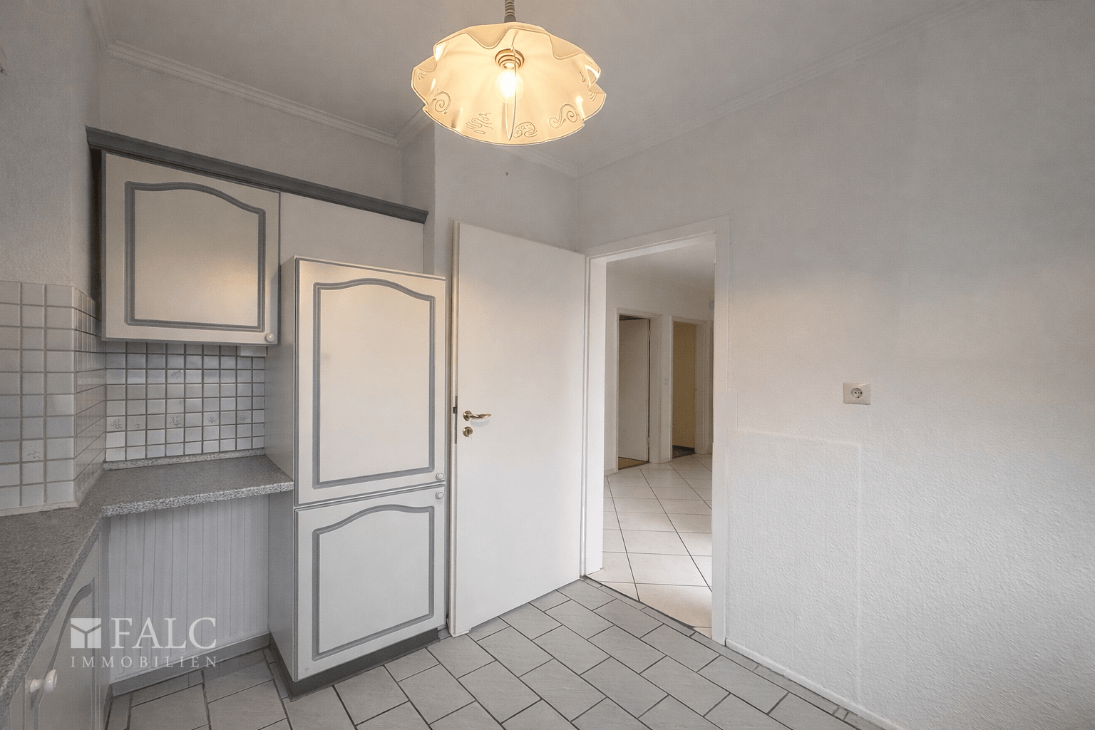 Küche, Ansicht zum Flur